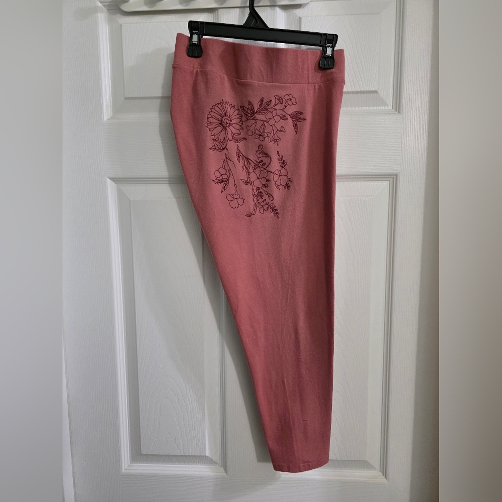 Torrid Warm Rose Capri Leggings With Stitched Floral Pattern